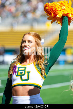 Waco, Texas, Stati Uniti d'America. Xii oct, 2019. Baylor Bears cheerleaders eseguire prima della prima metà del NCAA Football gioco tra Texas Tech Red Raiders e il Baylor porta a McLane Stadium di Waco, Texas. Matthew Lynch/CSM/Alamy Live News Foto Stock