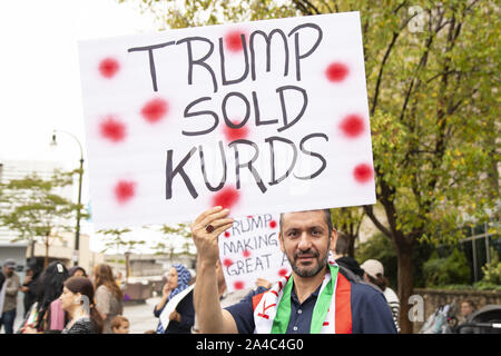 Atlanta, Georgia, Stati Uniti d'America. Xiii oct, 2019. Membri della comunità curda in Atlanta si sono riuniti presso il Centro CNN per protestare contro l'invasione turca di Rojiva che è abitata da una popolazione curda. La protesta segue l'annuncio che il militare degli Stati Uniti si ritirerà dalla Siria e lasciare la popolazione curda vulnerabili agli attacchi provenienti dalla Turchia. La protesta è stata organizzata dal curdo centro culturale. Credito: Steve Eberhardt/ZUMA filo/Alamy Live News Foto Stock