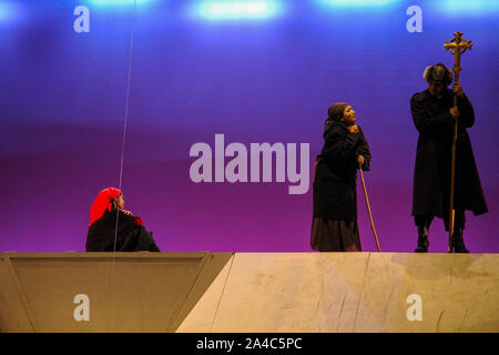 Dacca, Bangladesh, Dic 19, 2004. Gli attori di eseguire in "marca", una commedia scritta dal drammaturgo norvegese Henrik Ibsen a Shilpakala Academy. Foto Stock