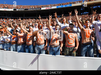 Oct 12, 2019: il Texas Hellraisers spirito club durante il NCAA Red River gioco di rivalità tra le università di Oklahoma Sooners e la University of Texas Longhorns al Cotton Bowl Stadium al Fair Park di Dallas, TX Oklahoma sconfitto 34-27 Albert Pena/CSM Foto Stock