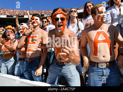 Oct 12, 2019: il Texas Hellraisers spirito club durante il NCAA Red River gioco di rivalità tra le università di Oklahoma Sooners e la University of Texas Longhorns al Cotton Bowl Stadium al Fair Park di Dallas, TX Oklahoma sconfitto 34-27 Albert Pena/CSM Foto Stock