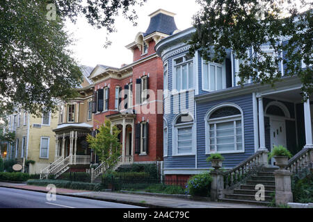 Una fila di case colorate a Savannah in Georgia Foto Stock