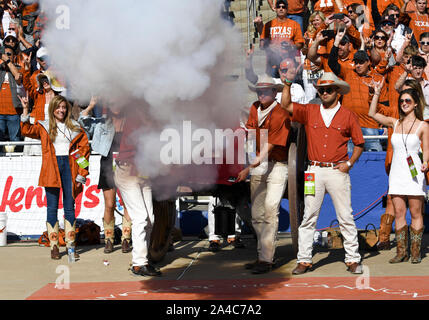 Oct 12, 2019: l'equipaggio di Smokey il cannone fuoco il cannone attraverso un Oklahoma jersey durante il NCAA Red River gioco di rivalità tra le università di Oklahoma Sooners e la University of Texas Longhorns al Cotton Bowl Stadium al Fair Park di Dallas, TX Oklahoma sconfitto 34-27 Albert Pena/CSM Foto Stock