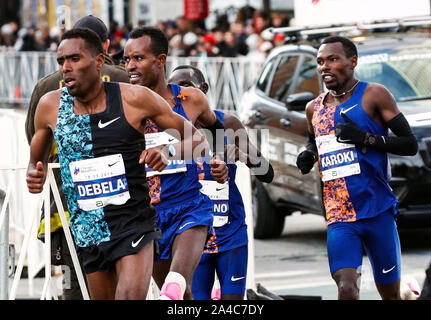 Chicago, Stati Uniti d'America. Xiii oct, 2019. Il gruppo di derivazioni di gareggiare al 2019 Bank of America Maratona di Chicago a Chicago, negli Stati Uniti, 13 ottobre, 2019. Credito: Joel Lerner/Xinhua/Alamy Live News Foto Stock