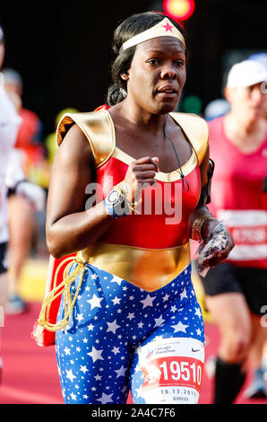 Chicago, Stati Uniti d'America. Xiii oct, 2019. Un runner vestito come Wonderwoman compete al 2019 Bank of America Maratona di Chicago a Chicago, negli Stati Uniti, 13 ottobre, 2019. Credito: Joel Lerner/Xinhua/Alamy Live News Foto Stock