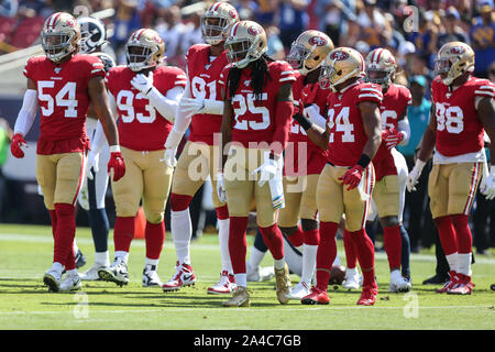 Los Angeles, CA. Xiii oct, 2019. San Francisco 49ers difesa durante il gioco di NFL tra San Francisco 49ers vs Los Angeles Rams presso il Los Angeles Memorial Coliseum di Los Angeles, Ca il 13 ottobre 2019. Foto di Jevone Moore. Credito: csm/Alamy Live News Foto Stock