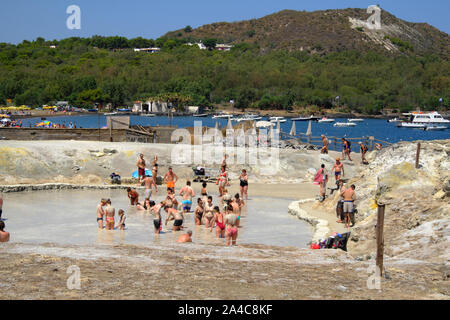 I turisti che visitano il caldo ai bagni di fango (laghetto di fanghi). Isole Eolie, in Sicilia, Italia. Foto Stock