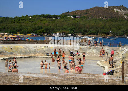 I turisti che visitano il caldo ai bagni di fango (laghetto di fanghi). Isole Eolie, in Sicilia, Italia. Foto Stock