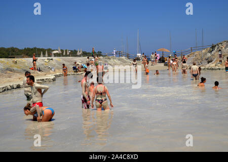 I turisti che visitano il caldo ai bagni di fango (laghetto di fanghi). Isole Eolie, in Sicilia, Italia. Foto Stock