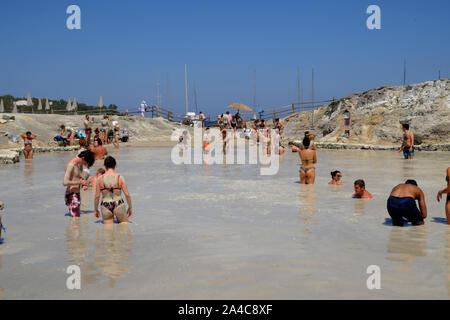 I turisti che visitano il caldo ai bagni di fango (laghetto di fanghi). Isole Eolie, in Sicilia, Italia. Foto Stock