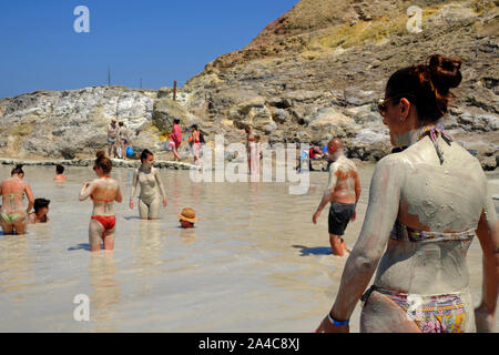 I turisti che visitano il caldo ai bagni di fango (laghetto di fanghi). Isole Eolie, in Sicilia, Italia. Foto Stock