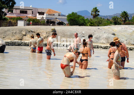 I turisti che visitano il caldo ai bagni di fango (laghetto di fanghi). Isole Eolie, in Sicilia, Italia. Foto Stock