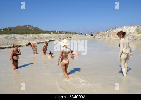 I turisti che visitano il caldo ai bagni di fango (laghetto di fanghi). Isole Eolie, in Sicilia, Italia. Foto Stock