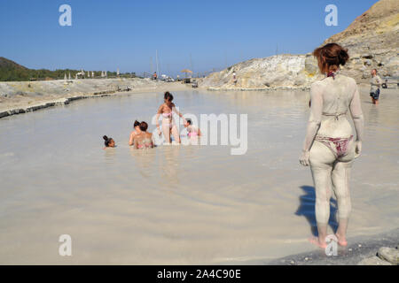 I turisti che visitano il caldo ai bagni di fango (laghetto di fanghi). Isole Eolie, in Sicilia, Italia. Foto Stock