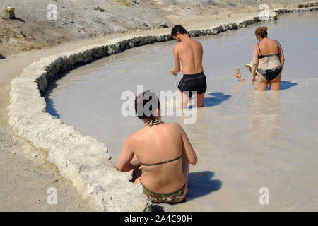 I turisti che visitano il caldo ai bagni di fango (laghetto di fanghi). Isole Eolie, in Sicilia, Italia. Foto Stock