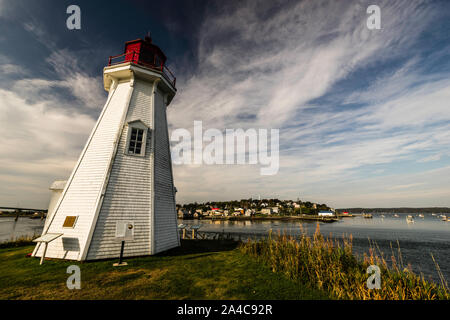 Mulholland punto luce di navigazione e la città di Lubec, Maine   Welshpool, Campobello Island, New Brunswick, CA Foto Stock