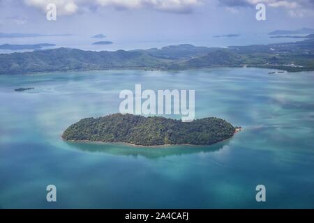 Phuket Thailandia antenna fuco bird's eye view foto di mare tropicale, Oceano Indiano, costa con splendida isola a sud di Bangkok nel Mare delle Andamane, ne Foto Stock