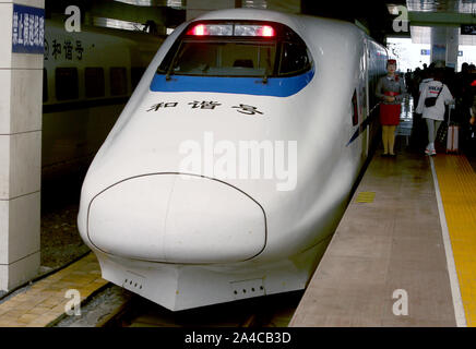 Qingdao, Cina. Xiii oct, 2019. Treno ad alta velocità arrivano alla stazione ferroviaria di Qingdao, Provincia di Shandong, domenica 13 ottobre, 2019. La lunghezza della Cina le linee ferroviarie ad alta velocità ha superato 18.500 miglia (30.000 km), primo nella classifica del mondo. Di treni ad alta velocità ha accelerato della Cina di urbanizzazione e di industrializzazione, diventando un pilastro della la crescita economica cinese. Foto di Stefano rasoio/UPI Credito: UPI/Alamy Live News Foto Stock