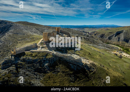 Burgo de Osma castello medievale e la città vista aerea di Castiglia e Leon Spagna con cielo blu in una giornata di sole Foto Stock