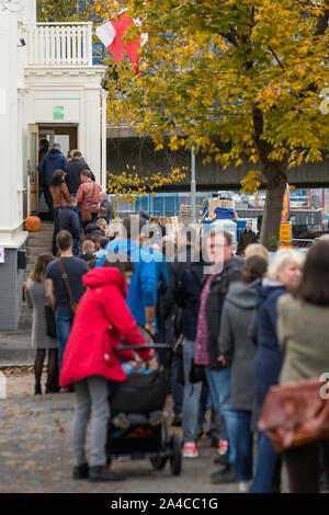 Gothenburg, Svezia. Xiii oct, 2019. Poli stare in coda al voto in Polonia edificio centrale.i cittadini e residenti in Svezia che è emigrato dalla Polonia votazione nel 2019 Polacco elezioni parlamentari a Gothenburg, Svezia. Credito: SOPA Immagini limitata/Alamy Live News Foto Stock