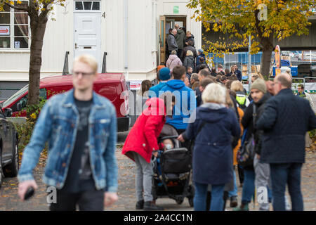 Gothenburg, Svezia. Xiii oct, 2019. Poli stare in coda al voto in Polonia edificio centrale.i cittadini e residenti in Svezia che è emigrato dalla Polonia votazione nel 2019 Polacco elezioni parlamentari a Gothenburg, Svezia. Credito: SOPA Immagini limitata/Alamy Live News Foto Stock