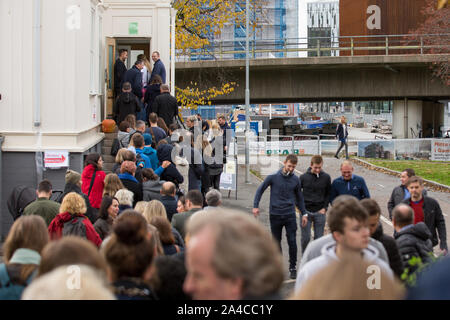 Gothenburg, Svezia. Xiii oct, 2019. Poli stare in coda al voto in Polonia edificio centrale.i cittadini e residenti in Svezia che è emigrato dalla Polonia votazione nel 2019 Polacco elezioni parlamentari a Gothenburg, Svezia. Credito: SOPA Immagini limitata/Alamy Live News Foto Stock