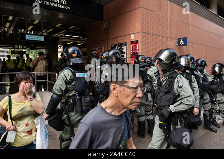 Hong Kong, Cina. Xiii oct, 2019. I residenti sono visto lasciare Shatin Wai alla stazione MTR mentre riot poliziotti stare in guardia al suo ingresso durante la dimostrazione.Hong Kong il governo ha introdotto un anti-mask legge che vieta le persone da indossare maschere a gruppi di pubblico che ha suscitato indignazione tra il pubblico. Hong Kong è stato scosso per oltre quattro mesi di massicce manifestazioni antigovernative. Credito: SOPA Immagini limitata/Alamy Live News Foto Stock