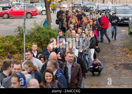 Gothenburg, Svezia. Xiii oct, 2019. Poli stare in coda al voto in Polonia edificio centrale.i cittadini e residenti in Svezia che è emigrato dalla Polonia votazione nel 2019 Polacco elezioni parlamentari a Gothenburg, Svezia. Credito: SOPA Immagini limitata/Alamy Live News Foto Stock