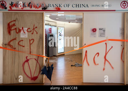 Hong Kong, Cina. Xiii oct, 2019. Una vista di un soggetto ad atti vandalici Banca di Cina sede di New Town Plaza Shopping Mall in Shatin durante la dimostrazione.Hong Kong il governo ha introdotto un anti-mask legge che vieta le persone da indossare maschere a gruppi di pubblico che ha suscitato indignazione tra il pubblico. Hong Kong è stato scosso per oltre quattro mesi di massicce manifestazioni antigovernative. Credito: SOPA Immagini limitata/Alamy Live News Foto Stock