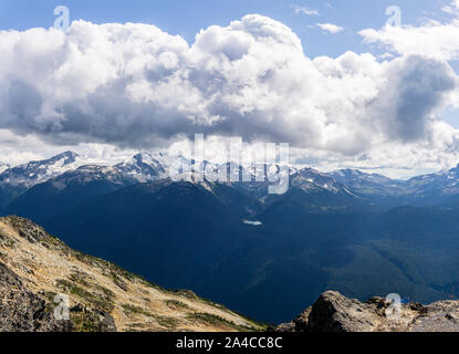 Vista di uccelli di Whistler Mountain in mattinata dalla parte superiore. Foto Stock