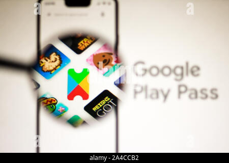 In questa foto illustrazione la homepage di Google Play Pass sito è visto visualizzate sullo schermo del computer. Foto Stock