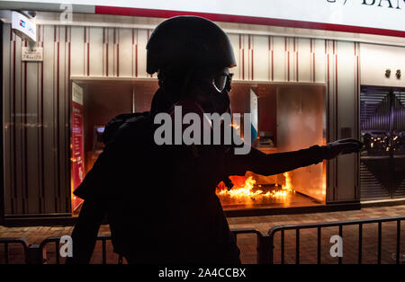 Hong Kong, Cina. Xiii oct, 2019. Manifestanti impostare una Banca di Cina ramo sul fuoco in Tai Wai durante la dimostrazione.Hong Kong il governo ha introdotto un anti-mask legge che vieta le persone da indossare maschere a gruppi di pubblico che ha suscitato indignazione tra il pubblico. Hong Kong è stato scosso per oltre quattro mesi di massicce manifestazioni antigovernative. Credito: SOPA Immagini limitata/Alamy Live News Foto Stock