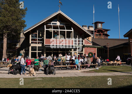 Il villaggio di Squaw Valley, un anno di Sierra resort di montagna nella valle Olimpico, a ovest di Tahoe City, California Foto Stock