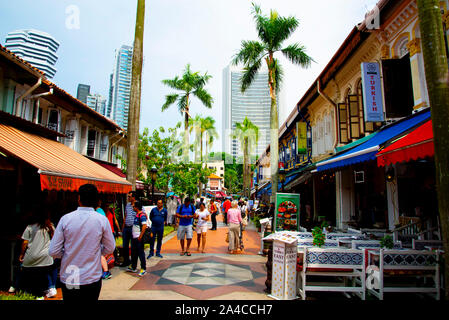 La città di Singapore, Singapore - 12 Aprile 2019: Turisti & negozi su Muscat Street di fronte alla Moschea del Sultano Foto Stock