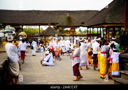 BALI, Indonesia - 30 agosto 2019: "Indù Purnama' luna piena cerimonia nel più sacro tempio di Bali Foto Stock