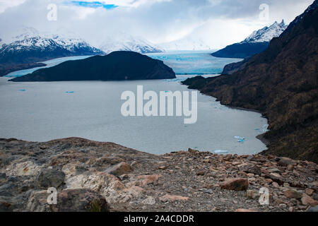 Lago grigio e grigio ghiacciaio nel Parco Nazionale di Torres del Paine Cile Foto Stock