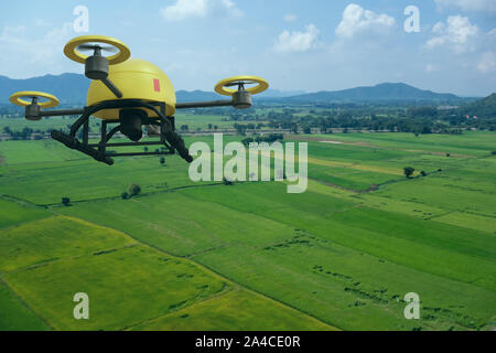 Drone per agricoltura, drone utilizzare per vari campi come analisi di ricerca, sicurezza,salvataggio, terreno la tecnologia di scansione, monitoraggio di idratazione del suolo ,yie Foto Stock