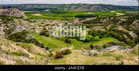 Una vista panoramica della lanca si affacciano all'unità del Nord del Parco nazionale Theodore Roosevelt in western North Dakota. Foto Stock