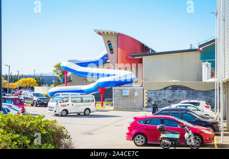 Porirua, Nuova Zelanda - Settembre 17th, 2019: vista esterna di Te Rauparaha arene indoor Aquatic Centre situato a 17 Parumoana Street. Foto Stock