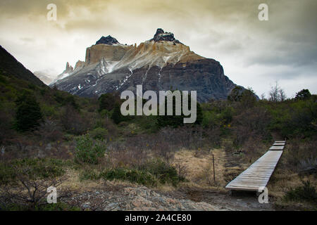 Escursionista sul W trekking nel Parco Nazionale di Torres del Paine Cile. Cuernos Mountain in background Foto Stock