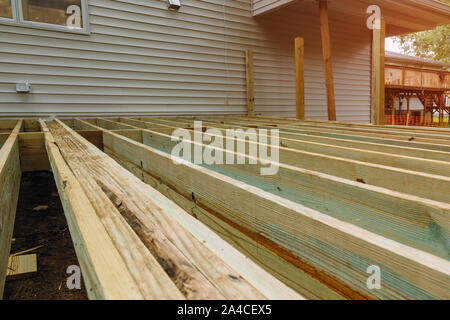 Installazione di pavimento in legno per il patio con il ponte di legno nuovo frammento decking tavole Foto Stock