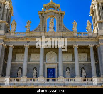 Dettagli della facciata della Cattedrale di Nostra Signora di La Almudena dal Palazzo Reale di Madrid in Spagna, consacrata da Papa Giovanni Paolo II nel 1993 Foto Stock