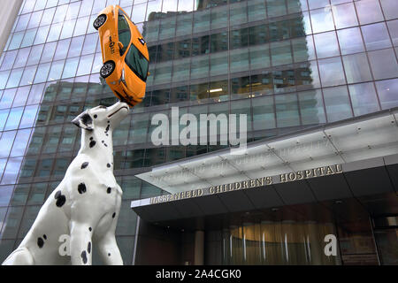 Hassenfeld ospedale per bambini presso la NYU Langone, 434 East 34th Street, New York, NY. con la scultura del posto da Donald Lipski all'ingresso. Foto Stock