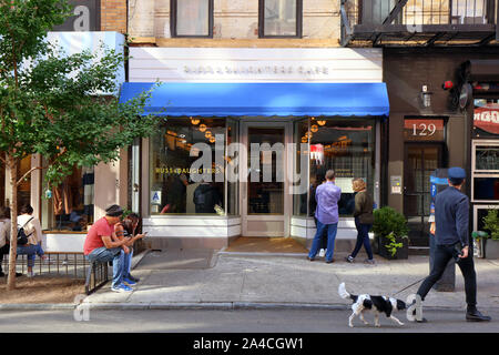 Russ & Daughters Cafe, 127 Orchard Street, New York, New York. Di fronte al negozio di un bar ebreo con cibo confortevole nel lato inferiore est di Manhattan. Foto Stock