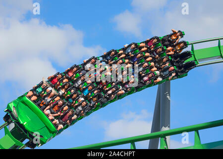 Incredible Hulk roller coaster ride, persone a cavallo, Isole di avventura, Universal Studios, Orlando, Florida, Stati Uniti d'America Foto Stock