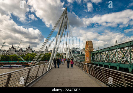 Vista dei Golden Jubilee Bridges dall'estremità sud, con Victoria Embankment e Whitehall Gardens sullo sfondo. Londra, Regno Unito. Foto Stock