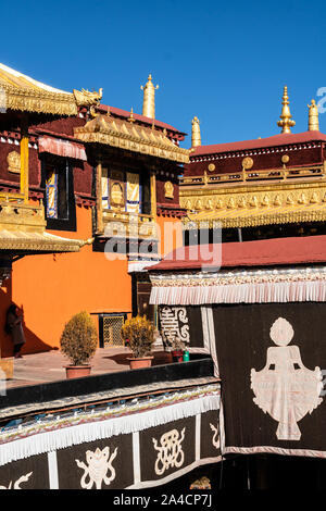 Vista esterna del famoso tibetano Jokhang Tempio buddista a Lhasa città vecchia in Tibet, in Cina Foto Stock