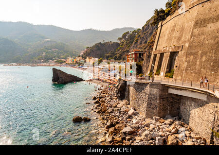 Monterosso Al Mare, Italia - 02 Settembre 2019: Sulla strada per la famosa spiaggia di Monterosso Al Mare e le Cinque Terre. Alta marciapiedi, rocce nel mare, v Foto Stock