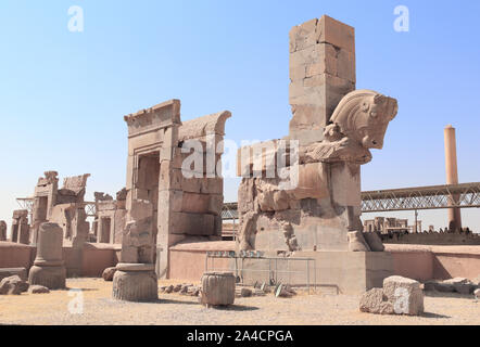 Antica colonna con la statua di pietra di Bull in Persepolis - capitale dell'impero Achemenide, vicino a Shiraz, far Provincia, Iran. Patrimonio mondiale UNESCO Foto Stock