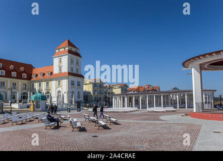 Panchine di fronte al Kurhaus Hotel Binz sull isola di Rügen, Germania Foto Stock